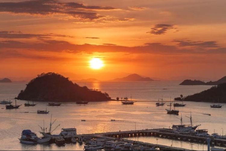 Catcth Sunrise & sunset on your open trip to Labuan Bajo